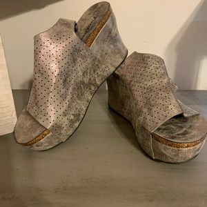Pierre Dumas Metallic Wedge